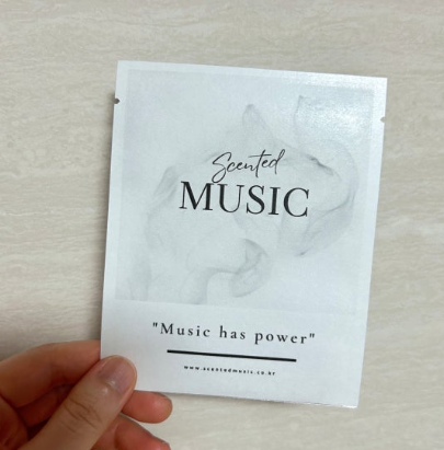 三方袋印刷で仕上げた白地のドリップバッグ。モノクロの水彩画風デザインと英字ロゴが映える、小ロット対応のオリジナルコーヒーパッケージ。